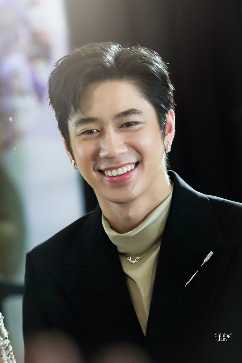 ยิ้มของเธอคือเหตุที่ทำให้ใจสั่น ชอบมองมันกว่าสิ่งไหน :)

#ฟ้าจรดทรายปฐมทัศน์xแจม 
#แจมรชตะ #JamRachata