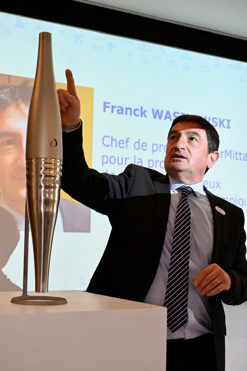 Pour la seconde fois, l'industrie fera son show et c'est avec la Torche des JO de #Paris2024, créée par <a href="/ArcelorMittalF/">ArcelorMittal France</a> en Moselle, que nous l'annonçons avec l'ensemble des partenaires !

La <a href="/regiongrandest/">Région Grand Est</a>, l’UIMM et de nombreux partenaires privés et publiques s'engagent pour