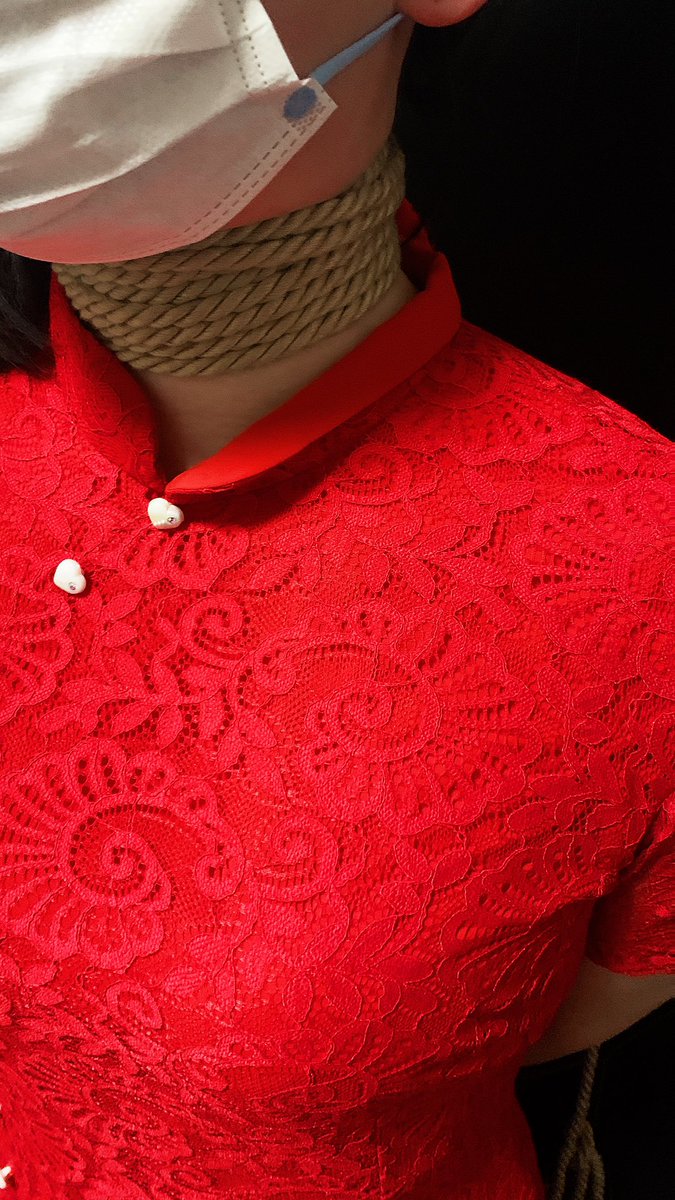 穿红色裙子上吊会不会变成厉鬼……尝试多层绳圈，缠好绳子还没吊就已经有点缺氧了，求饶时直接拉紧，刚拉起来脚尖着地就有点软了 #首绞 #绞刑 #上吊 #hanging #SM