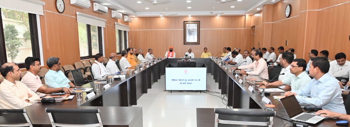 NitishKumar's tweet photo. आज 1 अणे मार्ग स्थित ‘संकल्प’ में विभिन्न विभागों के कार्यों की समीक्षा की। समीक्षा के दौरान संबंधित विभागों हेतु प्राथमिकताएं निर्धारित करते हुए तीव्र गति से कार्य करने का निर्देश दिया। लोगों की समस्याओं के समाधान के लिए पूरी संवेदनशीलता और पारदर्शिता से कार्य करने को कहा है। https://t.co/8IuANGOY24