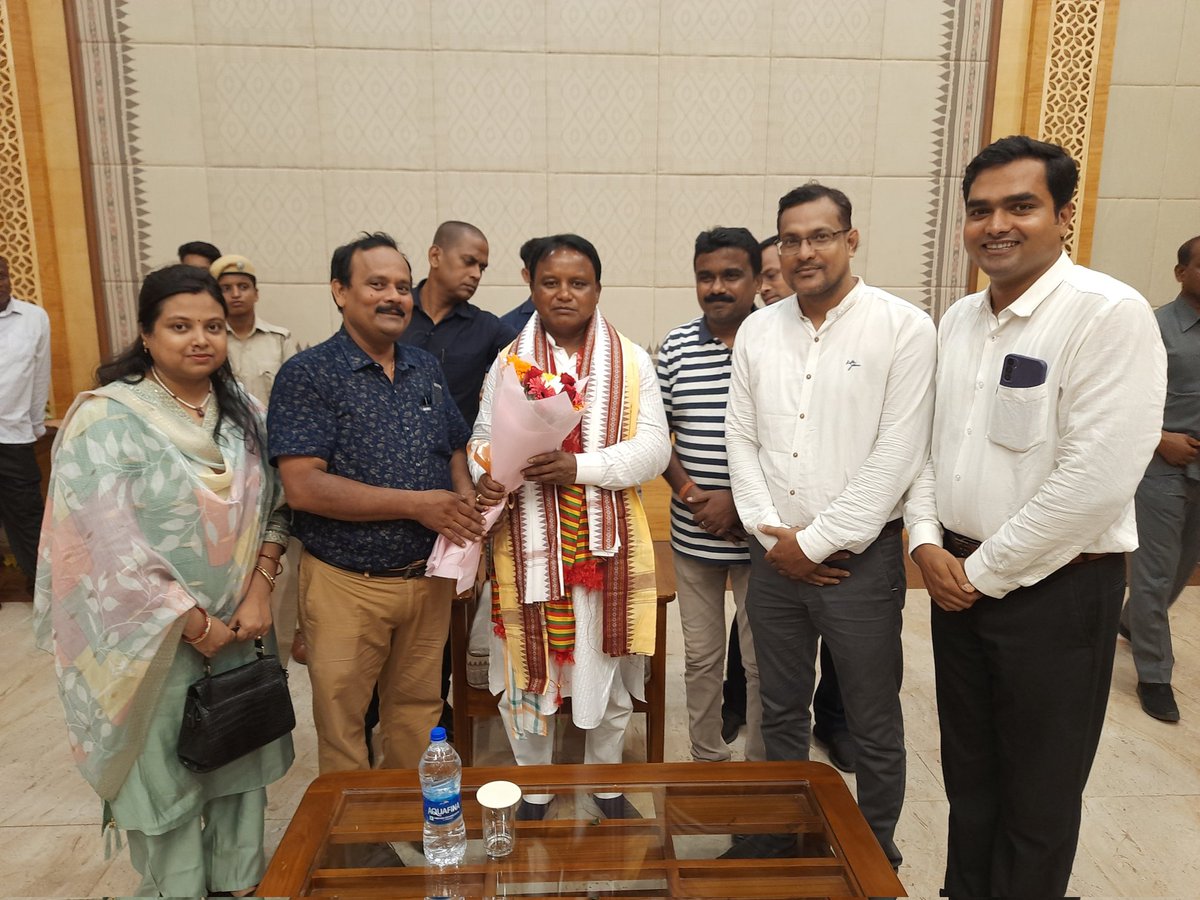 ogapaodisha's tweet photo. Cordial meet to our beloved Respected Chief Minister sir and Deputy C.M. madam https://t.co/CNBhVPShM7