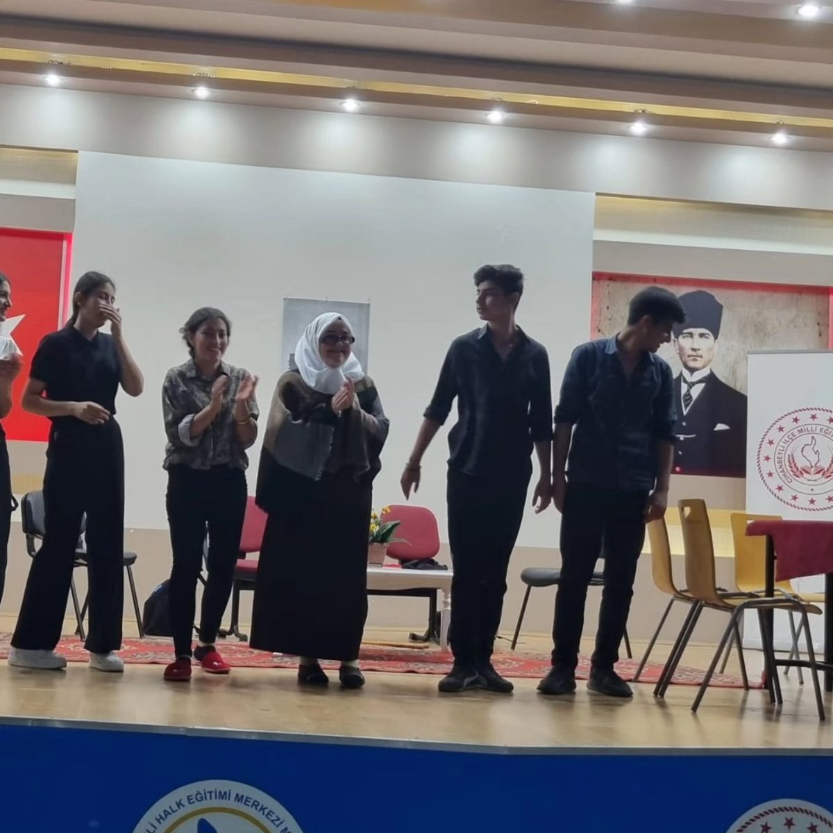 Gunyuzu Anadolu Lisesi öğrencilerimiz  Sene Sonu Etkinlikleri kapsamında İlcemiz Lise öğrencilerine yönelik “Babamin Altin Zulasi” isimli tiyatro oyununu sergiledi. Emeği geçen idareci ve öğretmenlerimize teşekkür eder, öğrencilerimize yetenekleri nedeniyle başarılar dileriz.