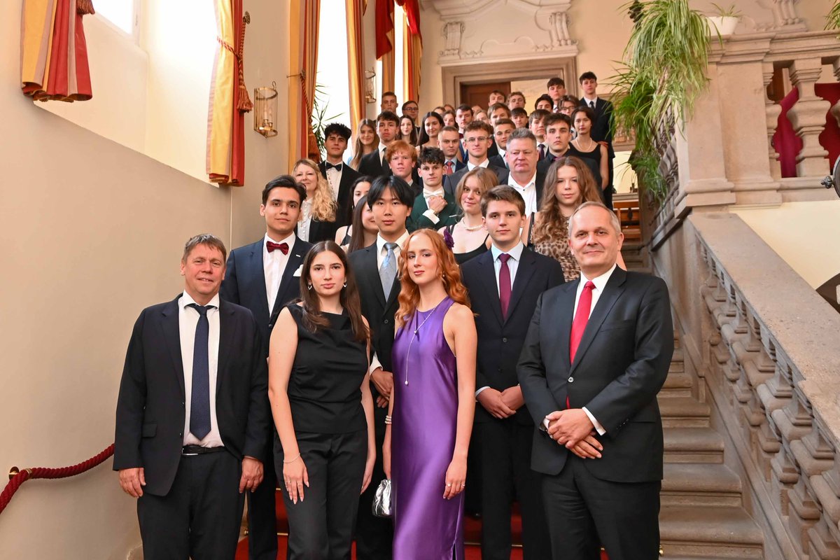 velvyslanec_SRN's tweet photo. Dnes jsem předal vysvědčení maturitnímu ročníku Německé školy v Praze @DSPrag. #GuteSousede🇨🇿🇩🇪  Věřím, že skvělé vzdělání a znalost němčiny vám otevíraj�� cestu k mnoha zajímavým příležitostem. Gratuluji ke složení této důležité zkoušky a přeji hodně úspěchů v nové životní etapě! https://t.co/u1NDUl61Jw