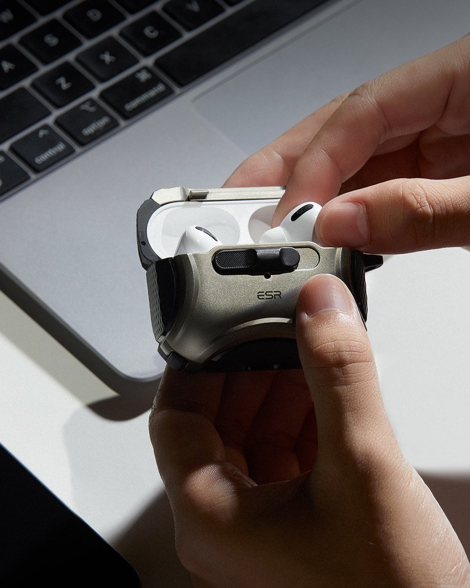 esrtechofficial's tweet photo. Snap it, lock it, love it!🔒✨ 
https://t.co/KnnmqX5pDj

#ESR #ESRgear #magsafe #Halolock #airpodspro #airpodsprocase https://t.co/hwsTabGVbH