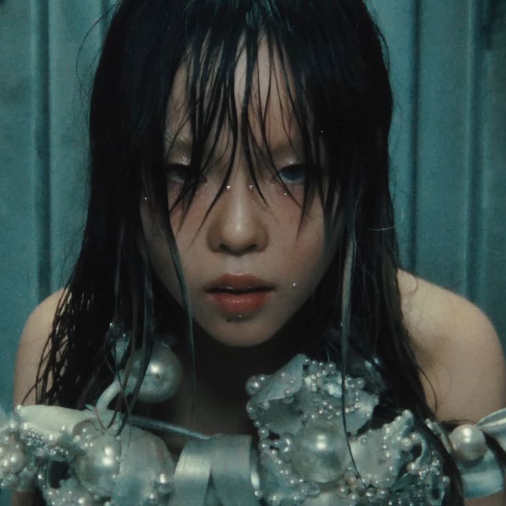 RAINHA! Cocona (XG) fala sobre o motivo de ter raspado seu cabelo.

"Decidi raspar a cabeça porque queria que todo o mundo visse aquilo como uma forma de ser quem realmente são e se amarem, e que não se sintam pressionados sobre uma imagem extremamente feminina, sua maquiagem,