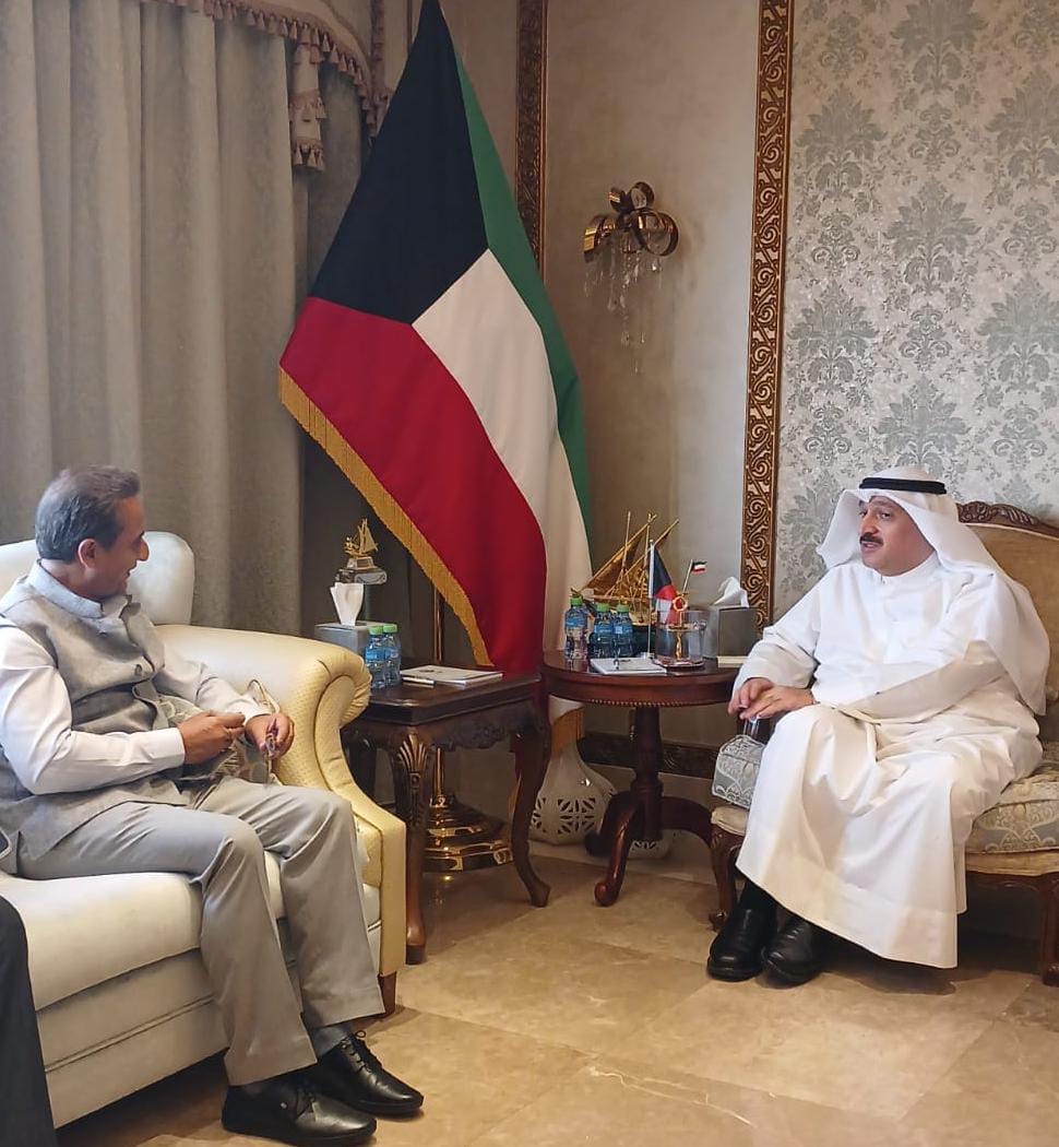 indembkwt's tweet photo. MoS @KVSinghMPGonda met Health Minister of Kuwait Dr. Ahmad Abdelwahab Ahmad Al-Awadi. Minister briefed MoS on steps taken to ensure speedy recovery of Indians under his personal supervision. MoS thanked him for exceptional medical care &amp; attention being provided to the Indians. https://t.co/yqiNi3CMTo