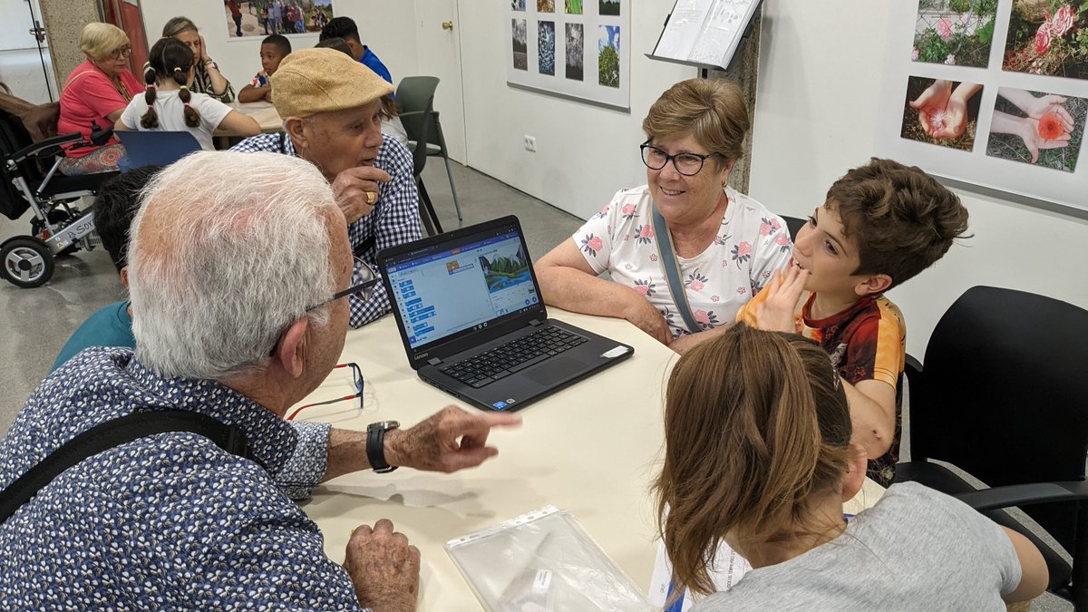 interseccions__'s tweet photo. 🎉Aquesta setmana hem celebrat la cloenda dels projectes de fotografia i videojocs al CC Jardins de la Pau: la inauguració d'una exposició 📸 i un intercanvi amb famílies i gent gran de tot allò que hem après! 🎮

Voleu saber com han anat?
👉🏼🗞 https://t.co/X4gWCB9sSw https://t.co/bnDfAPLbY9