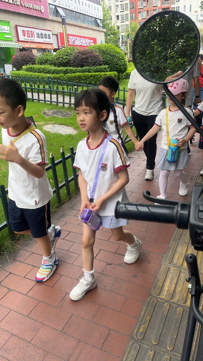 Muzuel2's tweet photo. MD，现在的幼儿园都勒个配置吗？！一个女孩牵着一个男孩，勒么早就开始灌输“男女搭配，干活不累”的思想了？！我只能说，现在的幼儿园整得好啊！教得好啊！搭配的好啊！我咋就没遇到勒些事？！我那会儿，上体育课做活动，都是牵袖口……我吐了，过于敏感了，过于过于了。 https://t.co/MKBx92JWu8