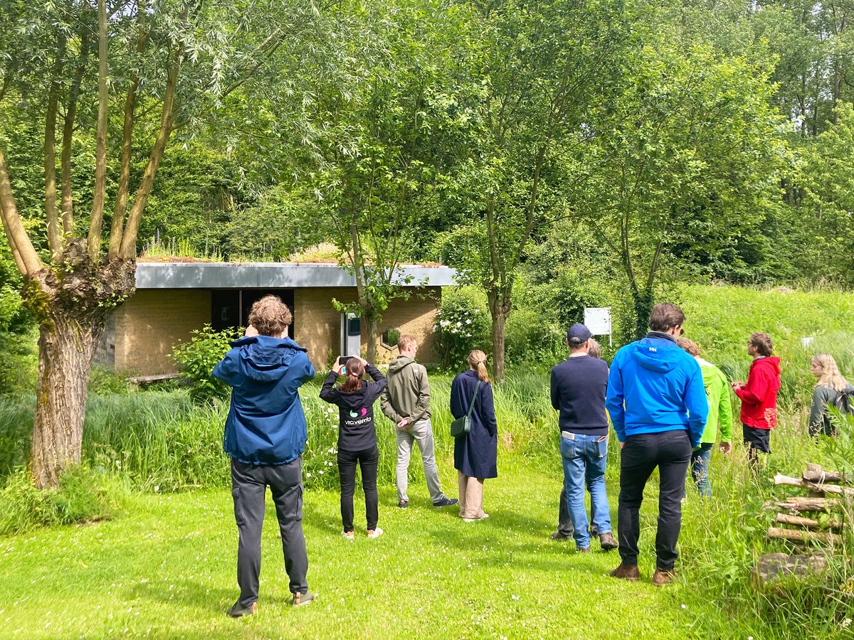 🌿🐞 Op 11 juni vond het 'Vormingsmoment groenvoorziening: biodivers groen' plaats in de regio Geraardsbergen. Bij het Waerbekehuis, de Stadsboerderij Hunnegem en de ecologische tuin ‘De Helix’ werden de deelnemers geïnspireerd met heel wat tips voor ontwerp, aanleg en beheer.