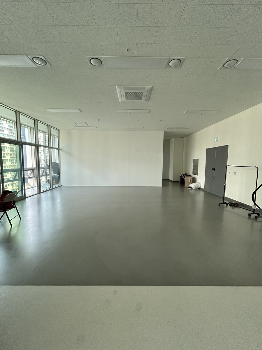 doostudio's tweet photo. 새로운 공간에 새로운 식구들과 새로운 것들. 
경험과 사유. 
새로움과 복기가 우리의 무기가 되겠지. 

내일은 오픈파티를 하는데 다들 너무 진지하게 기획한다. 
내일은 잘 노는날. https://t.co/UwWXM4c5YP