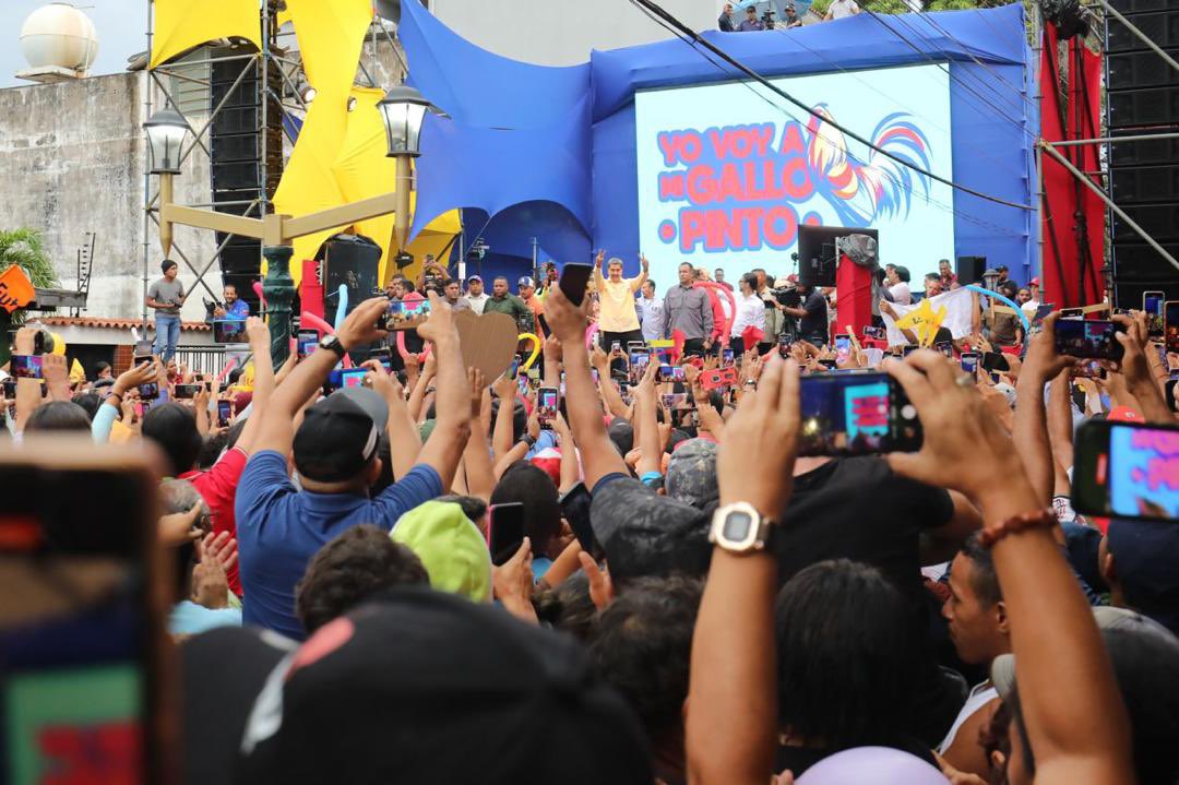 josemvasquez's tweet photo. Extraordinaria demostración de patriotismo y bolivarianismo dio el pueblo invicto de Calabozo en el municipio Francisco de Miranda en respaldo a nuestro Presidente @NicolasMaduro. ¡El próximo 28 de julio gana Nicolás! https://t.co/NREzLvd2tE