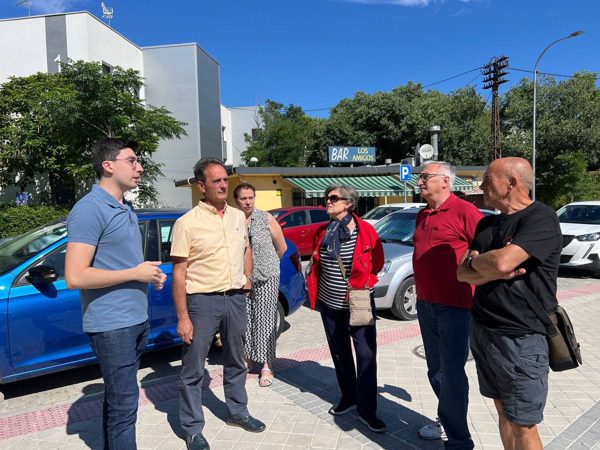 jlnietobueno's tweet photo. Esta mañana la hemos dedicado a conocer los problemas y necesidades del Barrio del Aeropuerto, en Barajas junto a los miembros de @masmadridbaraj1.
Falta culminar las obras de rehabilitación de las viviendas, de urbanización y resolver los problemas de inundaciones recurrentes... https://t.co/qtVbT1UQXd