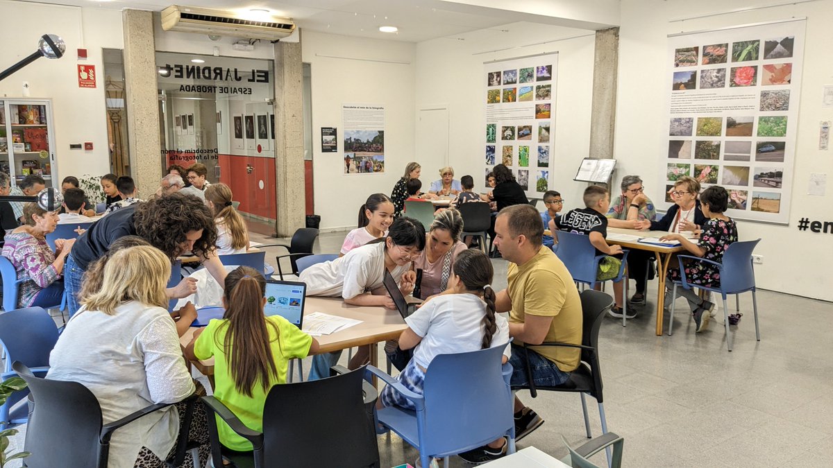 interseccions__'s tweet photo. 🎉Aquesta setmana hem celebrat la cloenda dels projectes de fotografia i videojocs al CC Jardins de la Pau: la inauguració d'una exposició 📸 i un intercanvi amb famílies i gent gran de tot allò que hem après! 🎮

Voleu saber com han anat?
👉🏼🗞 https://t.co/X4gWCB9sSw https://t.co/bnDfAPLbY9