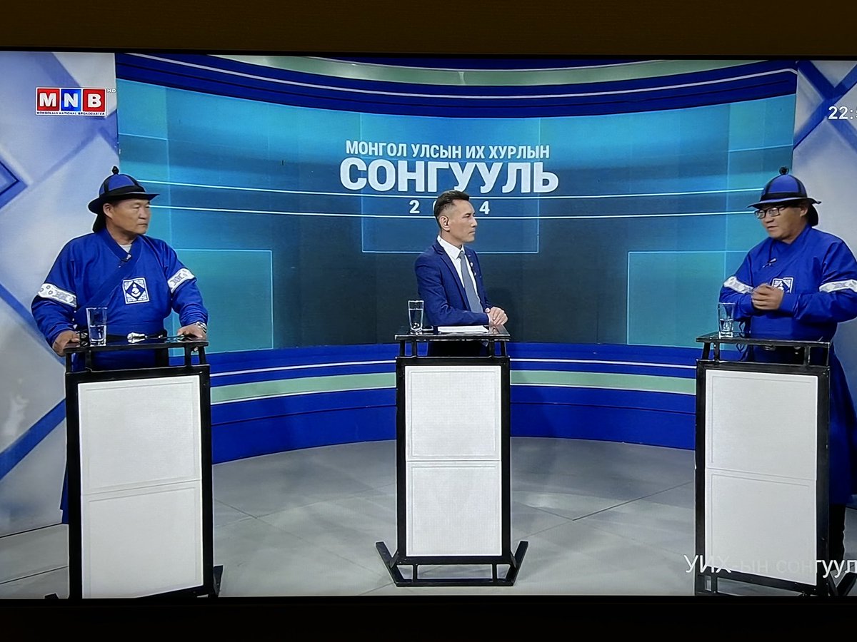 Тавих малгай, өмсөх дээл, ярих яриа ав адил 2 нөхөр мэтгэлцэж байх юм. Гоё! Зөвхөн Монголд