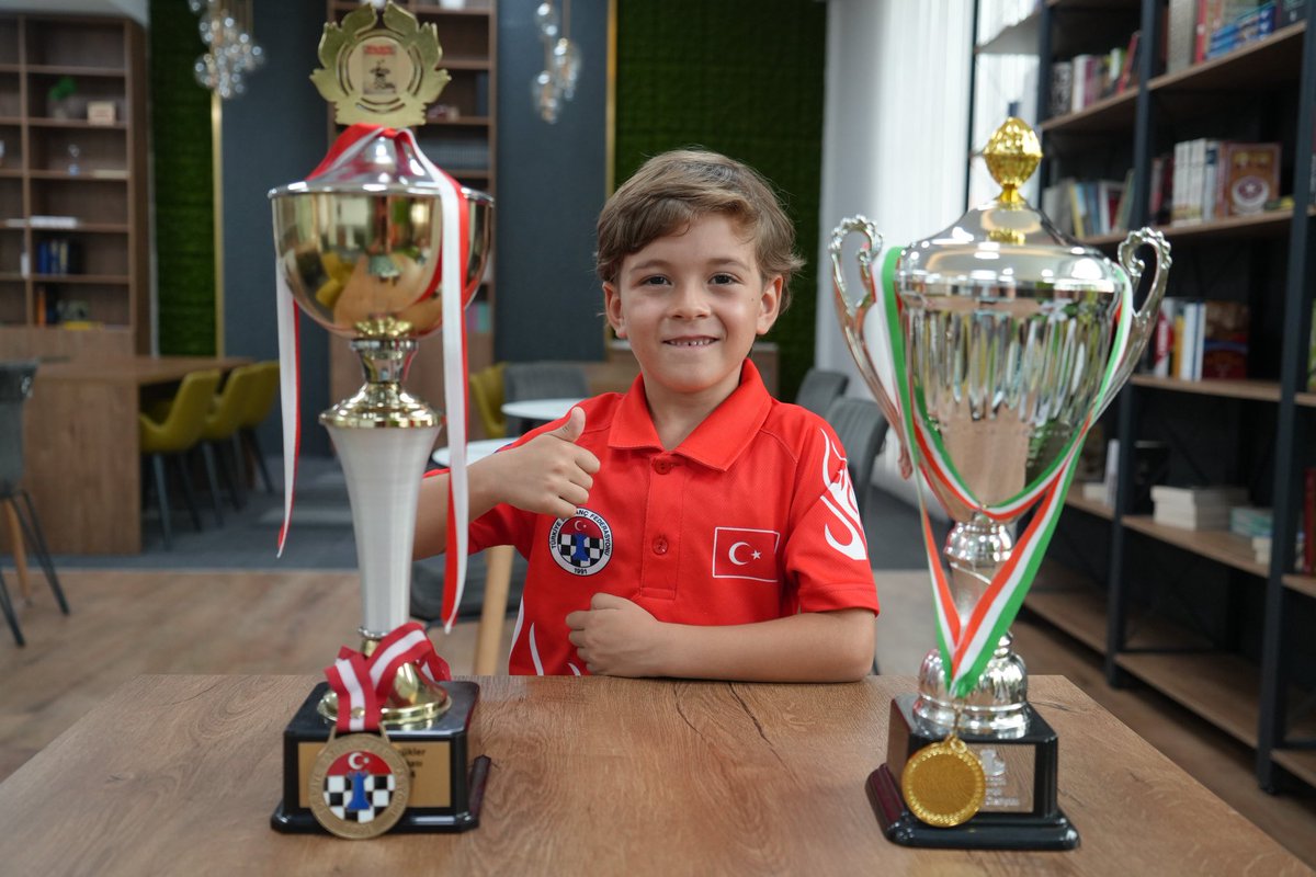 tcmeb's tweet photo. En Büyük Zenginliğimiz, Evlatlarımızdır! 🇹🇷

Balıkesir Karesi Ercan Kıvrak İlkokulu öğrencimiz Ömer Taha Dede, “2024 Avrupa Okullar Satranç Şampiyonası”nda 7 yaş kategorisinde Avrupa şampiyonu oldu. 🥇♟️

Öngörü dolu hamleleri ve cesur yüreğiyle bayrağımızı dalgalandırıp İstiklal Marşımızı okutarak ülkemize büyük bir gurur yaşatan güzel yavrumuzu tebrik ediyor; öğretmenleri, antrenörleri ve ailesine şükranlarımızı sunuyoruz. 🙏🏻

Daha nice başarılarına tanık olacağımız inancıyla yolun açık olsun Ömer Taha... 🧿