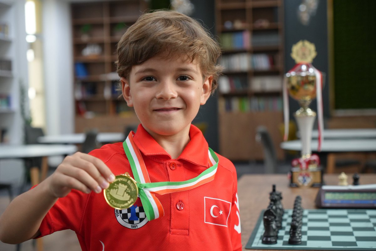 tcmeb's tweet photo. En Büyük Zenginliğimiz, Evlatlarımızdır! 🇹🇷

Balıkesir Karesi Ercan Kıvrak İlkokulu öğrencimiz Ömer Taha Dede, “2024 Avrupa Okullar Satranç Şampiyonası”nda 7 yaş kategorisinde Avrupa şampiyonu oldu. 🥇♟️

Öngörü dolu hamleleri ve cesur yüreğiyle bayrağımızı dalgalandırıp İstiklal Marşımızı okutarak ülkemize büyük bir gurur yaşatan güzel yavrumuzu tebrik ediyor; öğretmenleri, antrenörleri ve ailesine şükranlarımızı sunuyoruz. 🙏🏻

Daha nice başarılarına tanık olacağımız inancıyla yolun açık olsun Ömer Taha... 🧿