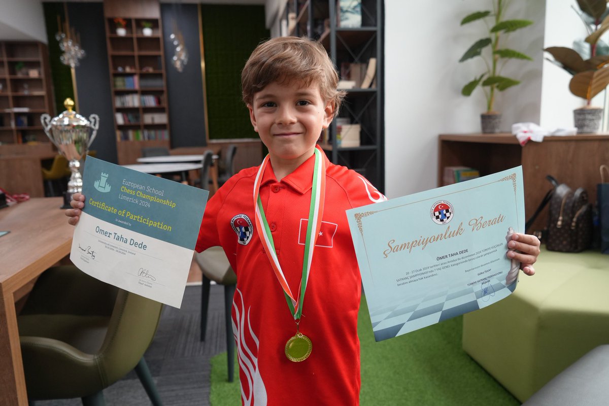 tcmeb's tweet photo. En Büyük Zenginliğimiz, Evlatlarımızdır! 🇹🇷

Balıkesir Karesi Ercan Kıvrak İlkokulu öğrencimiz Ömer Taha Dede, “2024 Avrupa Okullar Satranç Şampiyonası”nda 7 yaş kategorisinde Avrupa şampiyonu oldu. 🥇♟️

Öngörü dolu hamleleri ve cesur yüreğiyle bayrağımızı dalgalandırıp İstiklal Marşımızı okutarak ülkemize büyük bir gurur yaşatan güzel yavrumuzu tebrik ediyor; öğretmenleri, antrenörleri ve ailesine şükranlarımızı sunuyoruz. 🙏🏻

Daha nice başarılarına tanık olacağımız inancıyla yolun açık olsun Ömer Taha... 🧿