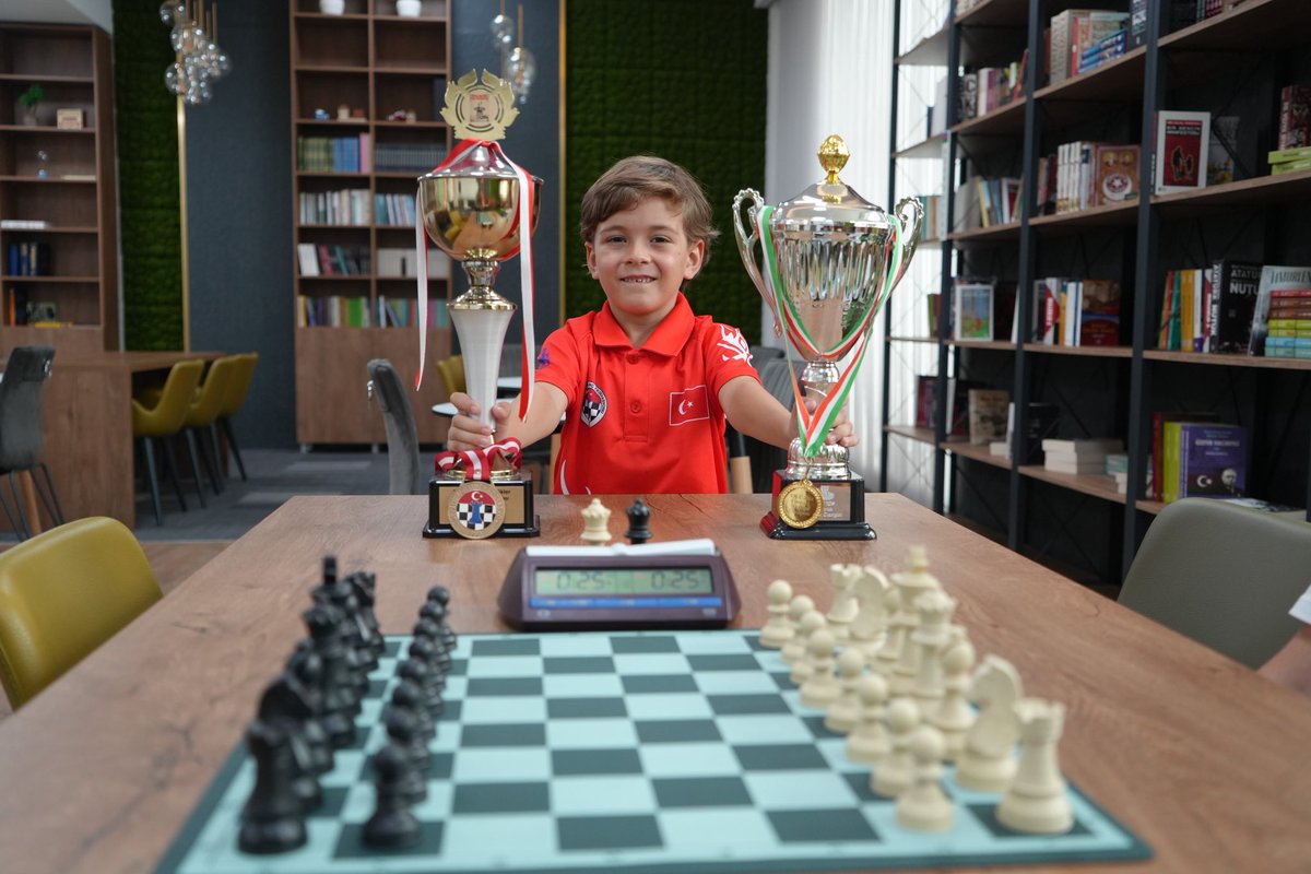 tcmeb's tweet photo. En Büyük Zenginliğimiz, Evlatlarımızdır! 🇹🇷

Balıkesir Karesi Ercan Kıvrak İlkokulu öğrencimiz Ömer Taha Dede, “2024 Avrupa Okullar Satranç Şampiyonası”nda 7 yaş kategorisinde Avrupa şampiyonu oldu. 🥇♟️

Öngörü dolu hamleleri ve cesur yüreğiyle bayrağımızı dalgalandırıp İstiklal Marşımızı okutarak ülkemize büyük bir gurur yaşatan güzel yavrumuzu tebrik ediyor; öğretmenleri, antrenörleri ve ailesine şükranlarımızı sunuyoruz. 🙏🏻

Daha nice başarılarına tanık olacağımız inancıyla yolun açık olsun Ömer Taha... 🧿