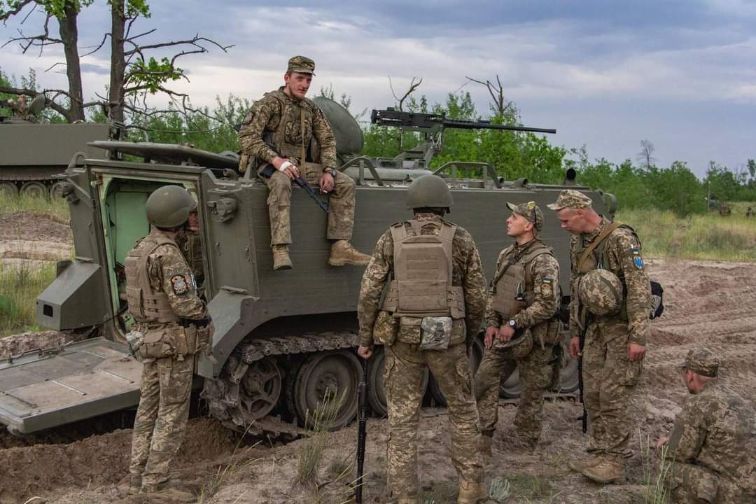 Друзі, саме на такі бронетранспортери М113, що знаходяться на озброєнні 2 мехбату 117 бригади будуть встановлюватись багатодіапазонні РЕби, на які ми ведемо збір. М113 це чудовий засіб доставки бійців для штурму, евакуації або постачання БК, але їх броня легко пробивається fpv