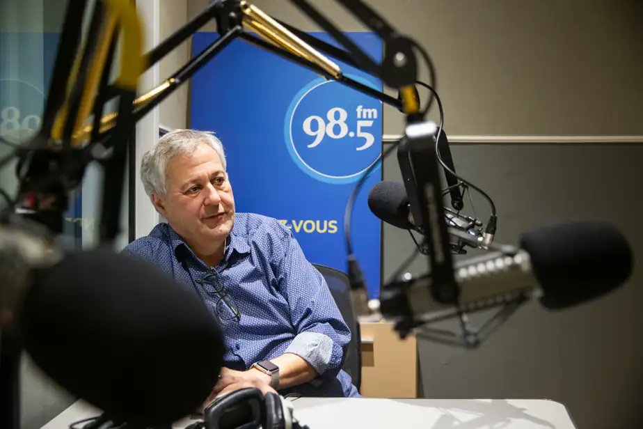 marcpichette's tweet photo. Demain matin (vendredi 14 juin), une page emblématique de la radio québécoise se tournera avec la dernière émission de Paul Arcand (PUISQU'IL FAUT SE LEVER | 98,5 FM). Nous ne pouvons que saluer avec la plus grande admiration et, surtout, être au rendez-vous. 📷: Martin Tremblay https://t.co/AjQ7LsoWfn