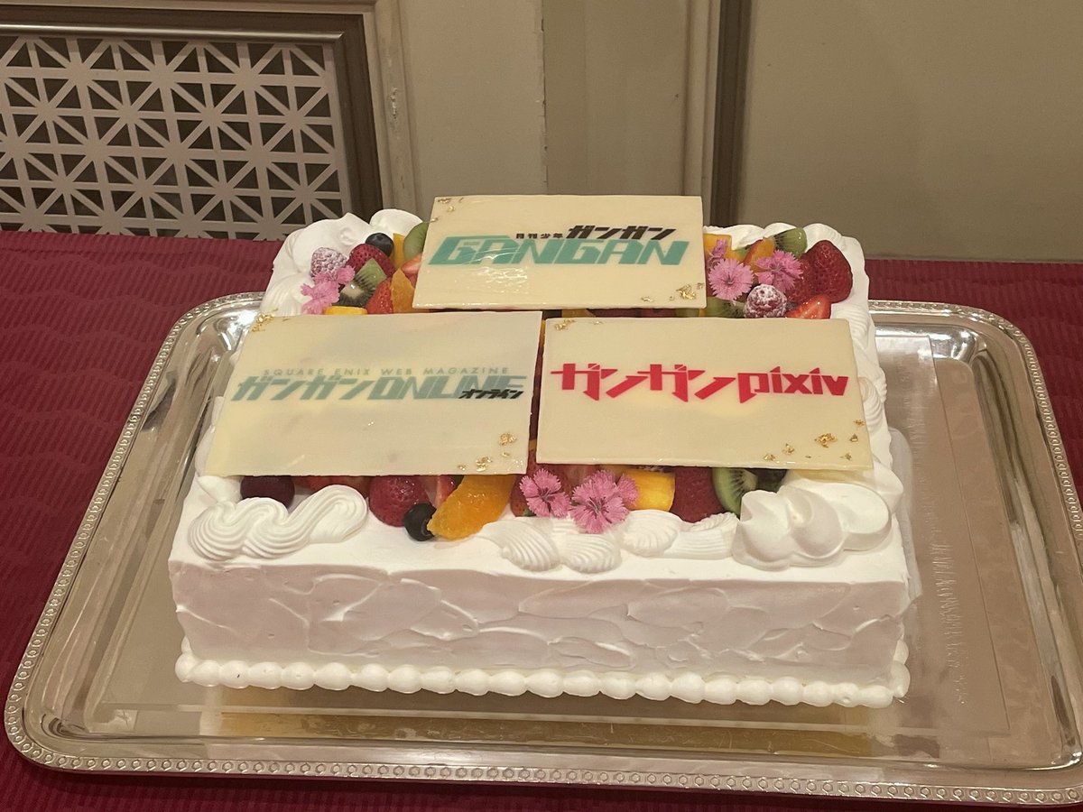 スクエニさんの謝恩会参加させていただきました！お話ししてくださった先生方ありがとうございました🙇‍♀️
ド緊張してたけどめちゃめちゃ楽しかった！