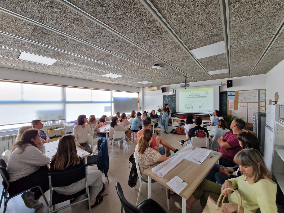 sostenipra's tweet photo. 🤔 Què en pensa la comunitat educativa de la nostra recerca?
Avui hem fet un taller participatiu a La Pau @santsadurni_cat i el claustre ens ha compartit les seves opinions sobre l'ús de #CO2 i orina per tenir energia⚡️ i aliments🍅 a l'escola!
#BINAFET #MOVE4EDU #WEF4Build https://t.co/tSwA4akDca