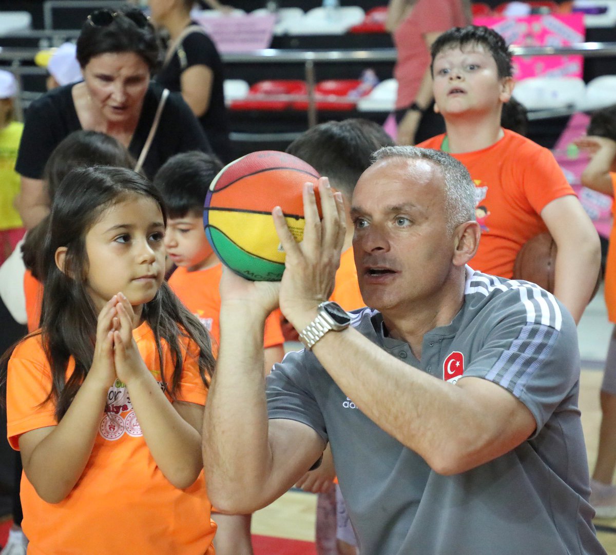 50 anaokulumuzdan bin 50 öğrencinin katılımlarıyla Antalya Spor Salonunda gerçekleştirdiğimiz “Okul Öncesi  Spor Şenliğinde"çocuklarımızı sporla buluşturduk.

Spor ve eğlence içinde doyasıya çocuk olduğumuz bir günde, çocuklarımızın minik kalplerinde yer edindik.