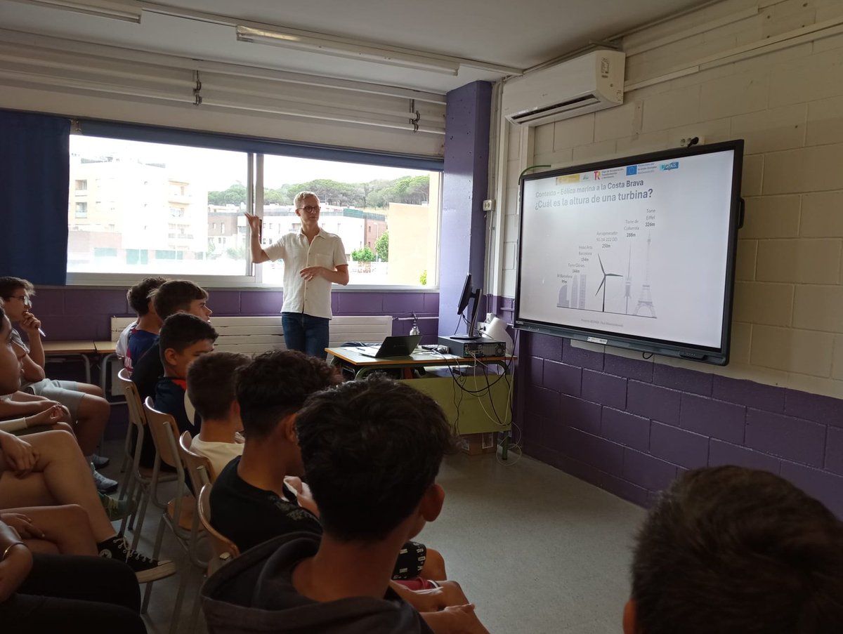 IRocagrossa's tweet photo. En @p_wawrzynkowski comparteix amb l'alumnat de #2nESO l'estudi de la seva tesi doctoral sobre l'impacte que suposa per a la biodiversitat marina la instal·lació d'un parc eòlic flotant Moltes gràcies, Paul!👉https://t.co/mMhOcPQXdr #projecteMagnet #ExploraPensaCreix 🧲🌊🐟🦈🐋💙 https://t.co/cwLoPPSKI2