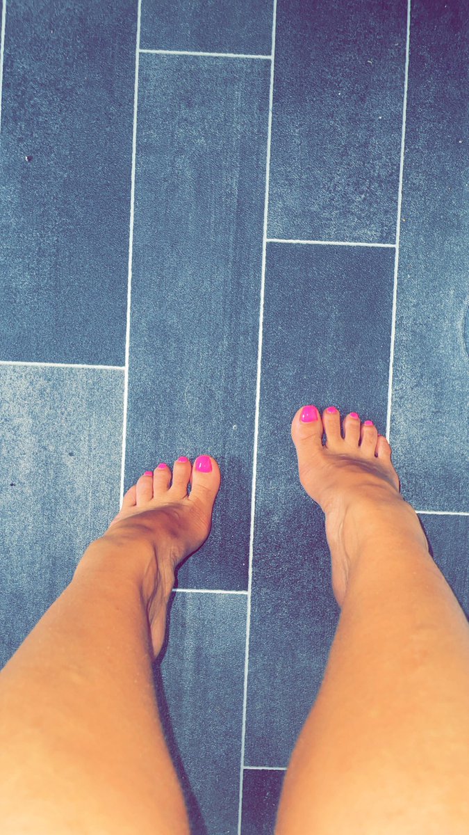unknowntee123's tweet photo. Pink toes to make the boys weak 😉 

pretty in pink🎀 https://t.co/w9iWl8dLjt
