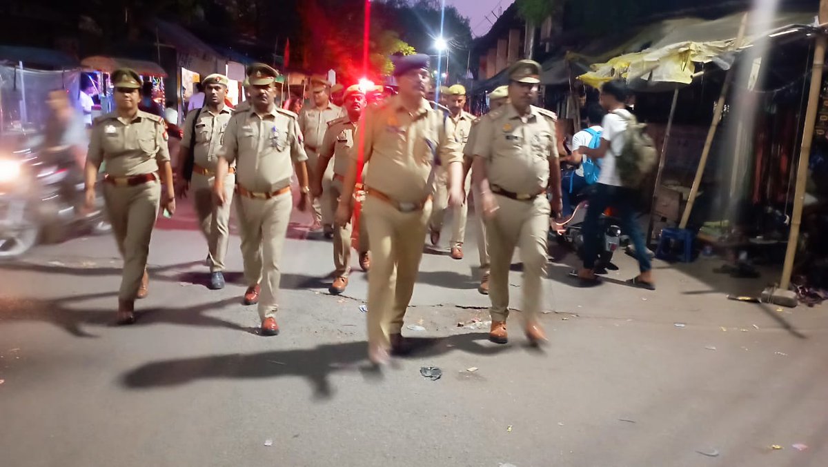 mahobapolice's tweet photo. #SP_MBA @IPSAparnaGupta के निर्देशन मे क्षेत्राधिकारी सदर महोबा द्वारा मय पुलिस बल के साथ कानून एवं शांति व्यवस्था बनाए रखने हेतु थाना कोतवाली नगर क्षेत्र में मिश्रित आबादी/महत्वपूर्ण स्थानों पर प्रभावी पैदल गस्त कर आम-जनमानस को सुरक्षित परिवेश का एहसास कराया गया ।
#UPPolice https://t.co/ERAlPCAijV