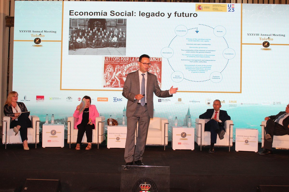 VictorMeseguer_'s tweet photo. 🤝 En #Toledo, en el Congreso de #AEDEM para trasladar a investigador@s que la  #EconomíaSocial es un modelo de empresa cargado de futuro 
 
De la mano de gigantes como @fhperlines #AnaCarmona #LuisMiguelDelReal #JoseLuisMonzon y #AdoraciónMozas @EconomSocialCLM @CIRIEC_Esp https://t.co/QtnuCBPUrJ