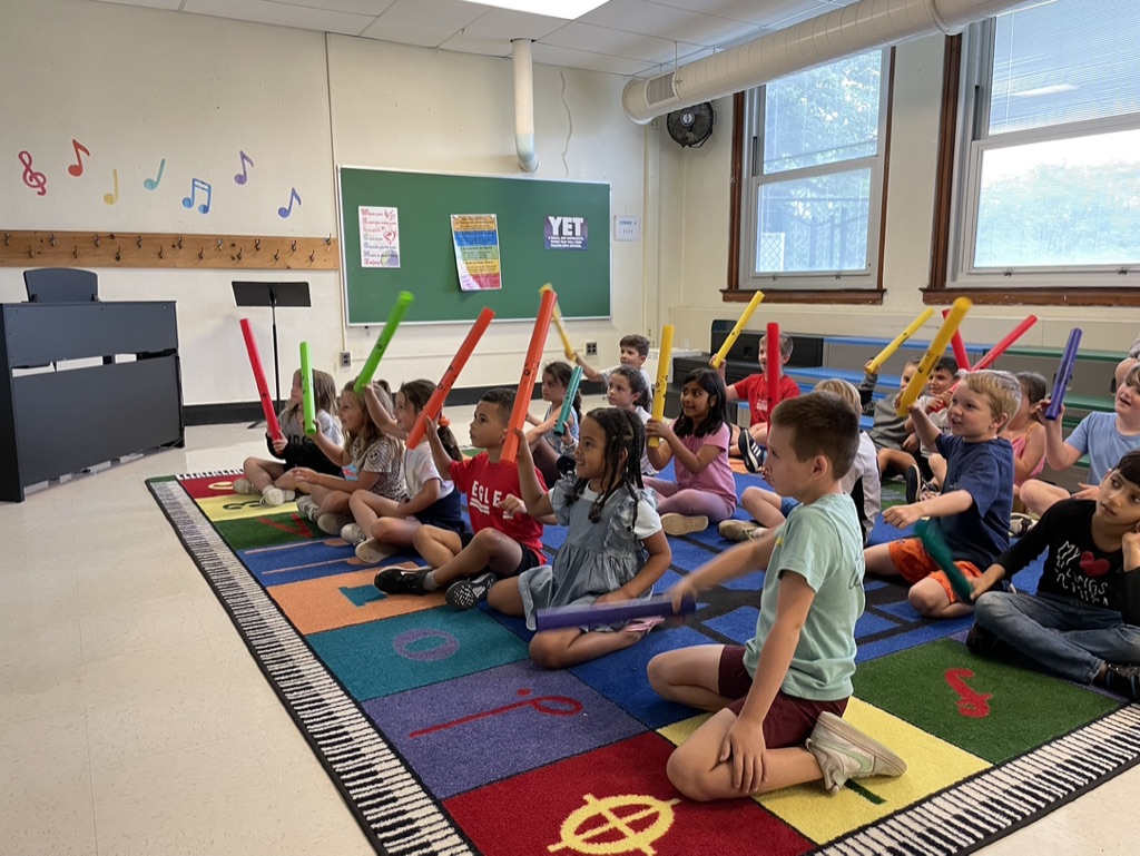 Oaksteagles's tweet photo. Mrs. Russo 's class enjoying music class https://t.co/Iv7rClc3mM