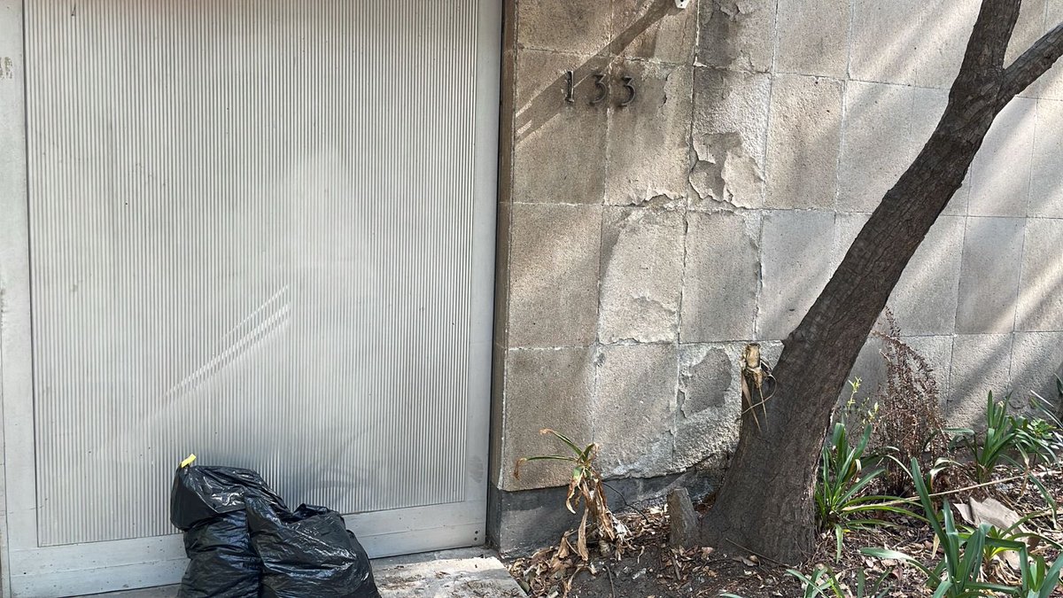 vecinosdeapie's tweet photo. ¿Alguien por aquí que sepa quién es responsable de esta propiedad y se haga cargo de su basura? 📍Ruben Dario 133 en Polanco cc @AlcaldiaMHmx tiene que haber consecuencias para los #vecinoscochinos https://t.co/u3MMsAHUo8