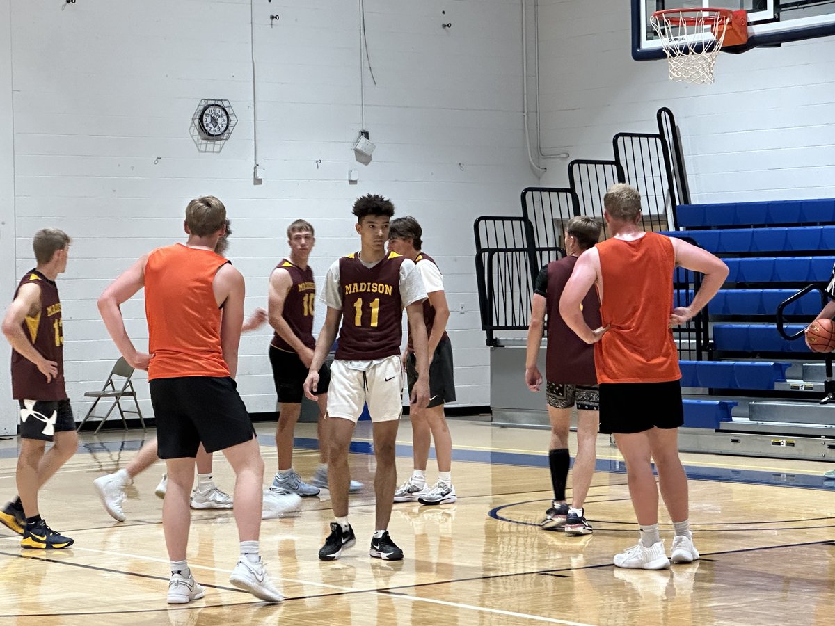 #11 6’1” 2026 G AJ Rodriguez of Madison got hot, scoring multiple buckets in a row to give Madison a nice run. 

23-23 at the half 

@DakotaStateMBB 
<a href="/PrepHoopsDakota/">Prep Hoops Dakotas</a>