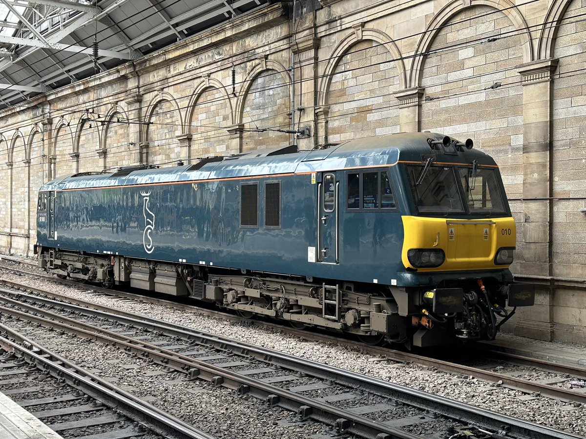 PortlandTMD's tweet image. Caledonian Sleeper Class 92 92010 sits on the blocks at Edinburgh Waverley awaiting its next turn on the kippers #Class92