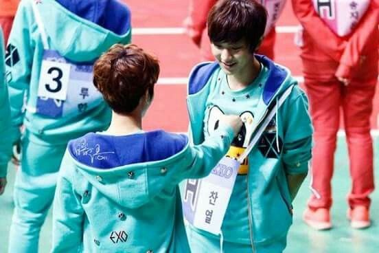 ccybeee2's tweet photo. Happy chanbaek day, aku jadi cbkist karna moment ini🤍🤍🤍

#chanbaek https://t.co/T8p1TgOhAa