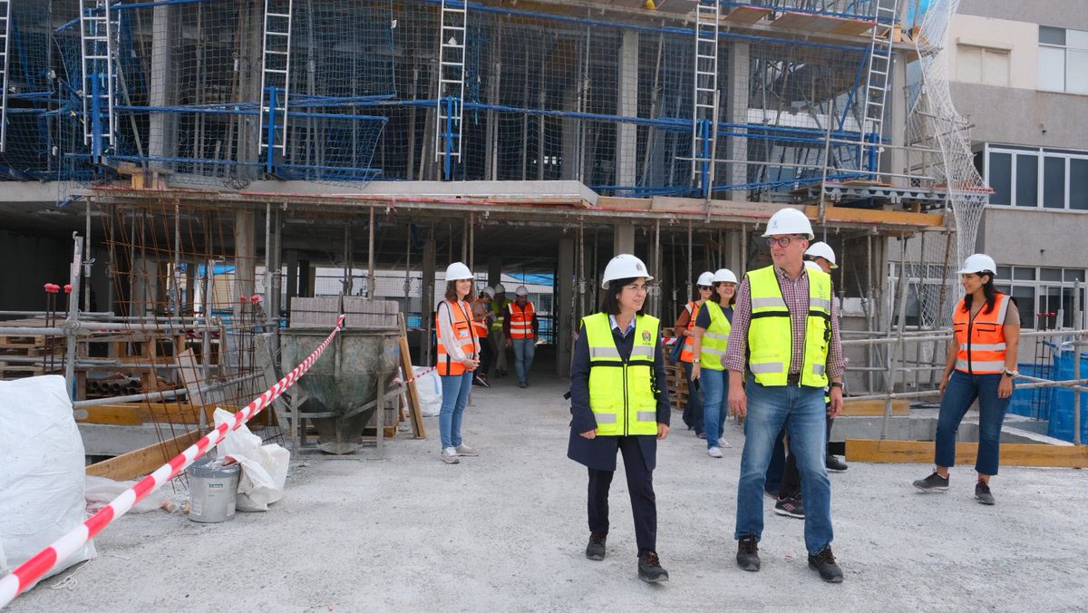 CarolinaDarias's tweet photo. 🏗️¡Avanzan a buena marcha las obras de las 27 #ViviendasPúblicas en #LeónYCastillo!
🏢El edificio, cuyos trabajos finalizarán el 1º semestre de 2025, cuenta con dúplex y un paso para admirar la histórica chimenea #Swanston
🤝Seguimos trabajando https://t.co/90xLmxhwD8