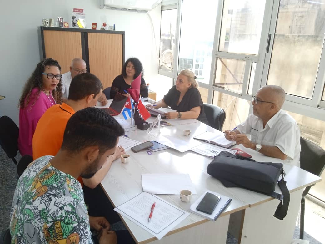 YagenPomares's tweet photo. Se aprueban "40 actividades por el 40 Aniversario del Programa del Médico y la Enfermera de la Familia". 
Presentes en la reunión de trabajo la Direccion del Grupo Nacional y Sociedad de Medicina Familiar, @DrArleySilva de la @UJCdeCuba y @YamilPVillazon_ de la @FeuCuba. https://t.co/iBMkxBzcek