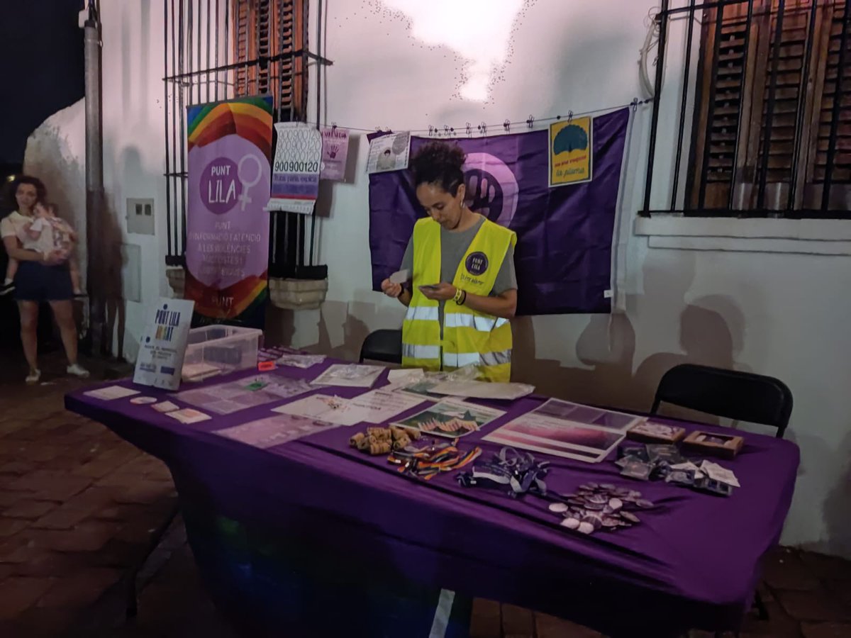 FemDiana_Coop's tweet photo. El passat cap de setmana vam estar presents amb #PUNTSLILES nocturns a la #FMTRINITATVELLA i al Festival Monocicle de @santperederibes sense incidències, sensibilitzant a tothom que es va apropar a informar-se i fent dinàmiques i jocs contra la violència masclista🏳️‍🌈💜 https://t.co/CHQqz8B5JQ
