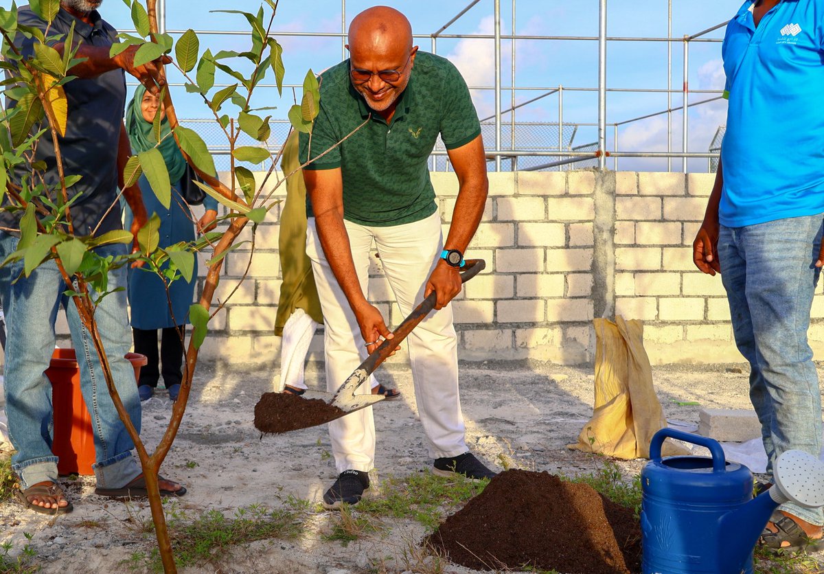 MAAWmv's tweet photo. ކުރިއަށް އޮތް 5 އަހަރުތެރޭގައި ރާއްޖޭގައި 5 މިލިއަން ގަސް އިންދުމަށް އަމާޒުކޮށް ރައީސް ޑރ. މުޢިއްޒު ފައްޓުވައިދެއްވި ޕްރޮގްރާމްގެ ދަށުން، ގްރޭޓަރ މާލެ އޭރިއާގައި އިމާރާތްކުރުމަށް ހަމަޖެހިފައިވާ ޕެޓް ކެއަރ ފެސިލިޓީގެ ބިމުގައި ގަސް އިންދުން
@mmaryambu
@MaleCitymv 
@MoEnvmv https://t.co/J0lp7oNpJx