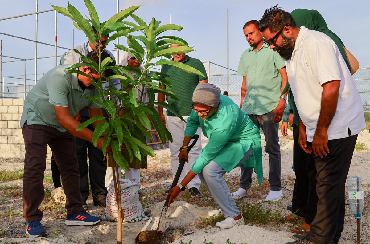 MAAWmv's tweet photo. ކުރިއަށް އޮތް 5 އަހަރުތެރޭގައި ރާއްޖޭގައި 5 މިލިއަން ގަސް އިންދުމަށް އަމާޒުކޮށް ރައީސް ޑރ. މުޢިއްޒު ފައްޓުވައިދެއްވި ޕްރޮގްރާމްގެ ދަށުން، ގްރޭޓަރ މާލެ އޭރިއާގައި އިމާރާތްކުރުމަށް ހަމަޖެހިފައިވާ ޕެޓް ކެއަރ ފެސިލިޓީގެ ބިމުގައި ގަސް އިންދުން
@mmaryambu
@MaleCitymv 
@MoEnvmv https://t.co/J0lp7oNpJx