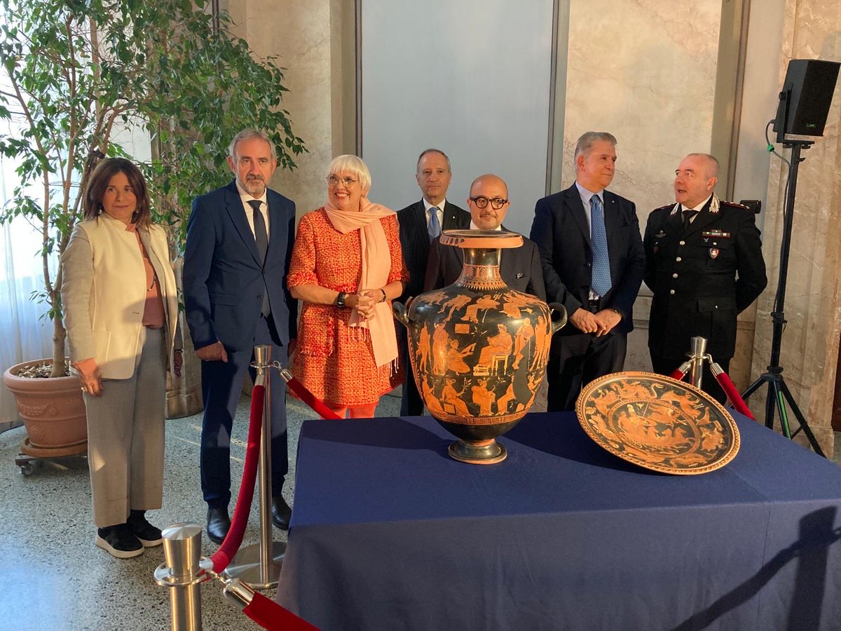 Hermann Parzinger (@hparzinger) on Twitter photo Heute besuchte Italiens Kulturminister <a href="/g_sangiuliano/">Gennaro Sangiuliano</a> das Alte Museum. Am Nachmittag unterzeichneten wir in <a href="/ItalyinGermany/">Italy in Germany</a> mit <a href="/BundesKultur/">BKM Kultur & Medien</a> den Vertrag über Rückkehr von 25 Objekten. Berlin erhält Leihgaben, vor allem Malereien aus Gräbern der Lukaner. Heute besuchte Italiens Kulturminister <a href="/g_sangiuliano/">Gennaro Sangiuliano</a> das Alte Museum. Am Nachmittag unterzeichneten wir in <a href="/ItalyinGermany/">Italy in Germany</a> mit <a href="/BundesKultur/">BKM Kultur & Medien</a> den Vertrag über Rückkehr von 25 Objekten. Berlin erhält Leihgaben, vor allem Malereien aus Gräbern der Lukaner.