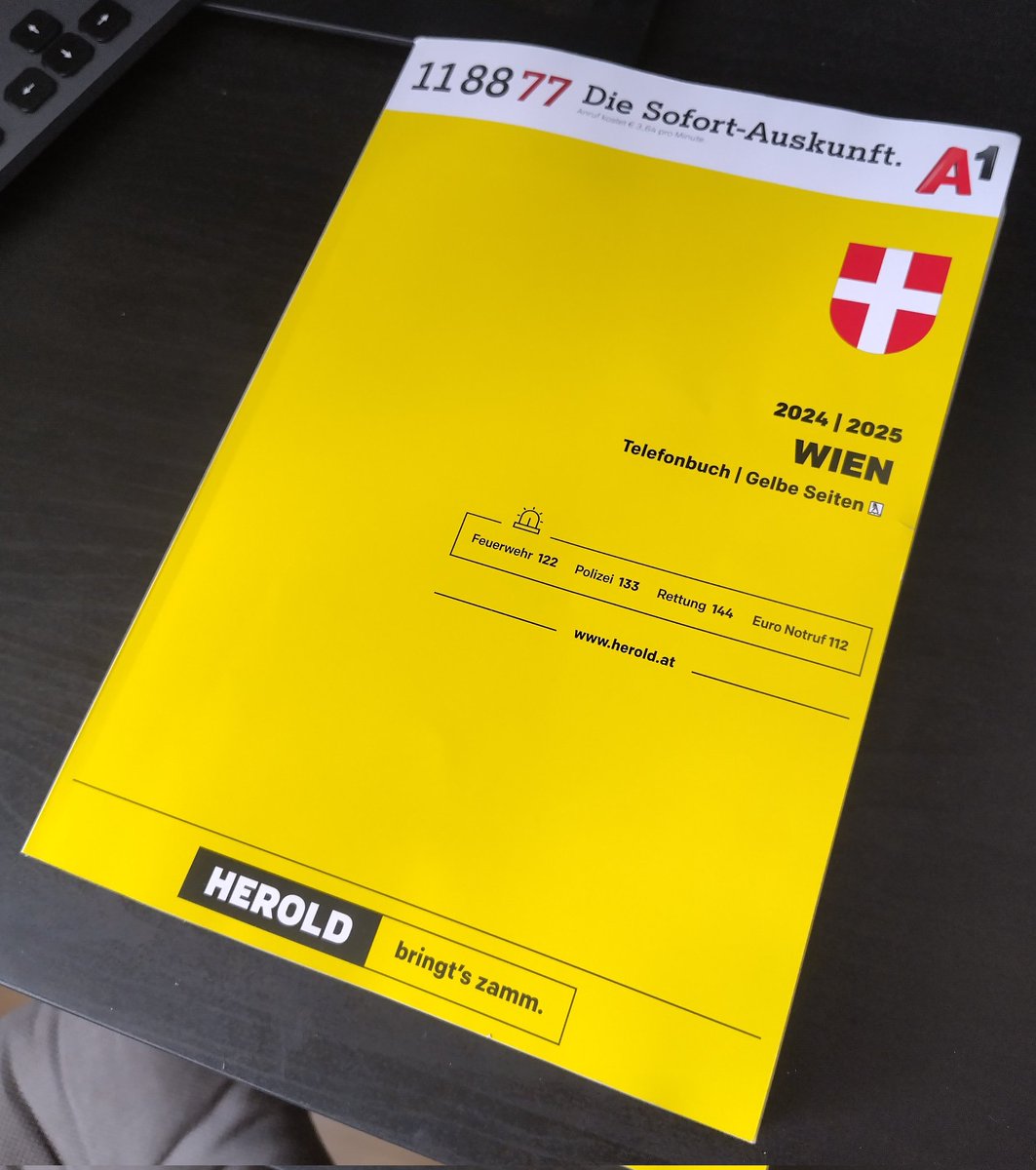 SaschaKokot's tweet photo. Man weiß halt nicht ob man nostalgisch oder schockiert sein soll wenn man sowas im Postkasten liegen hat... #Telefonbuch #Wien #Papier https://t.co/SKXkdbhMZ8