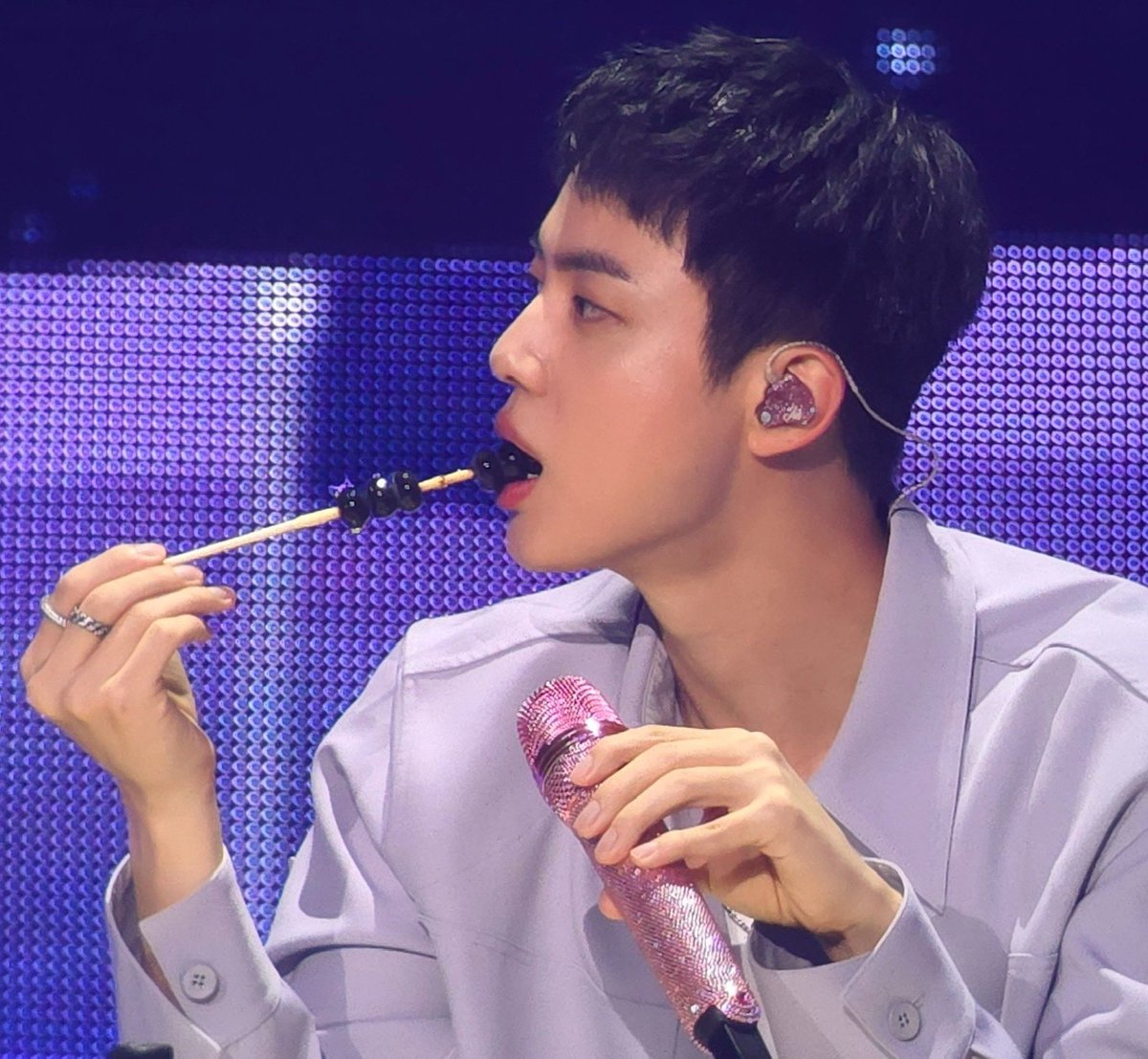 onlyforseokjini's tweet image. seokjin's jawline so sharp that it could cut glass