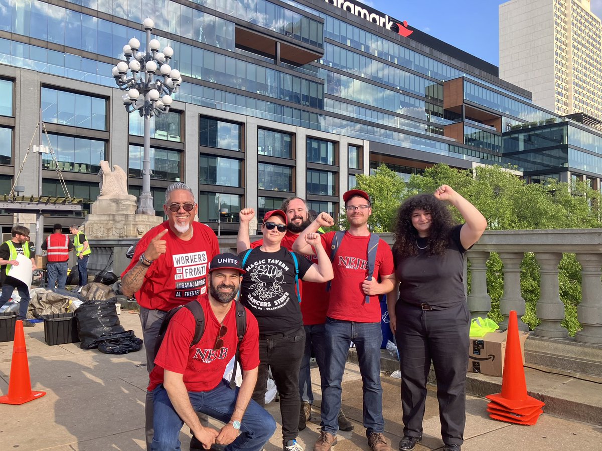 nejbUNITEHERE's tweet image. Yesterday we were proud to join @UNITEHEREPhilly at @Aramark headquarters fighting for fair wages and quality healthcare. #1u