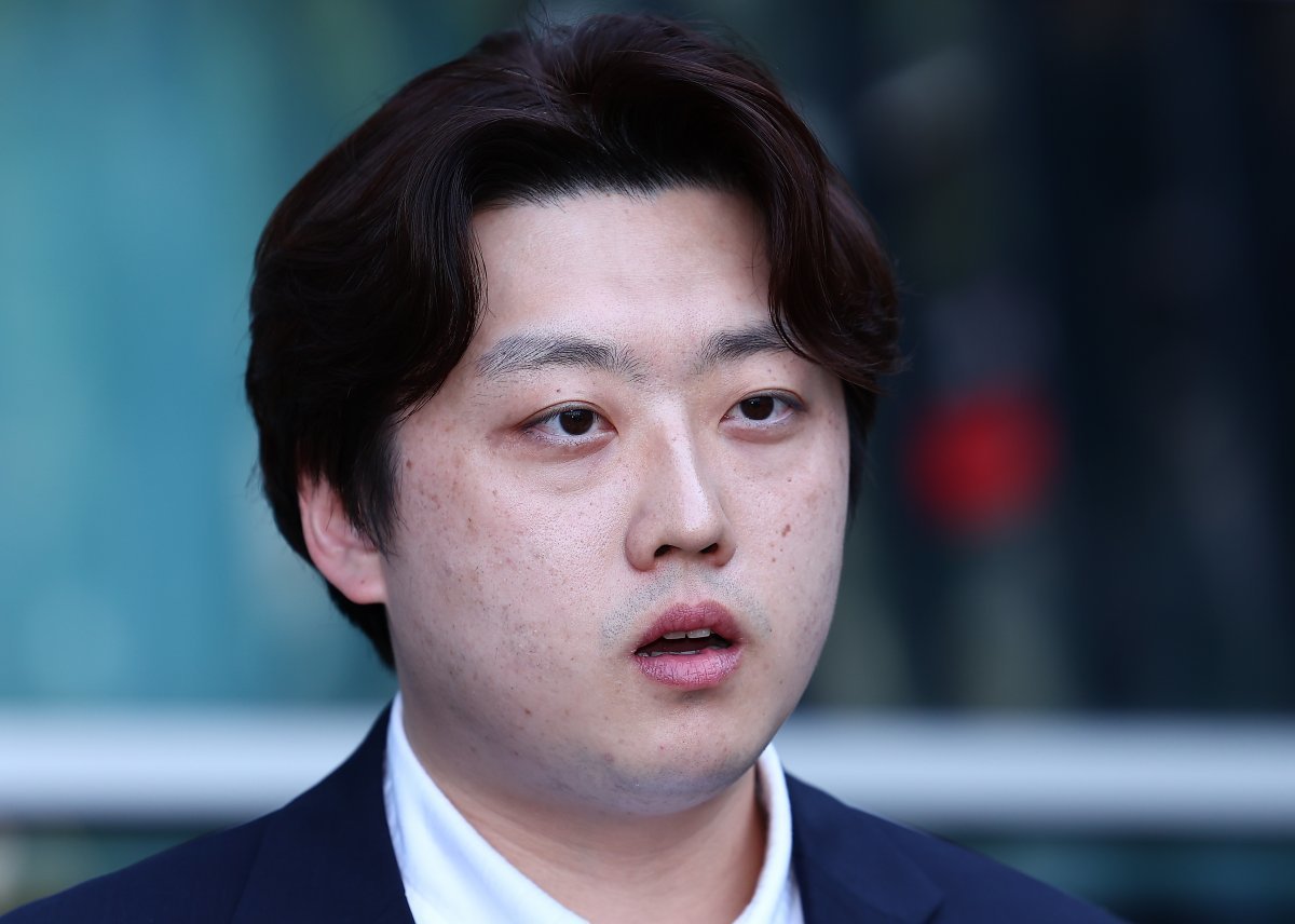 의협이결국갈라치기성공..

박단대전협비상대책위원장
“중심?뭘자꾸본인이중심이라는것인지”
“여전히전공의와학생만앞세우고있지않나.
단일대화창구?통일된요구안?
임현택회장과합의한적없다”
“범의료계대책위원회?안간다”

“뭐하는사람이냐”…
전공의대표,의협회장공개비판
donga.com/news/NewsStand…