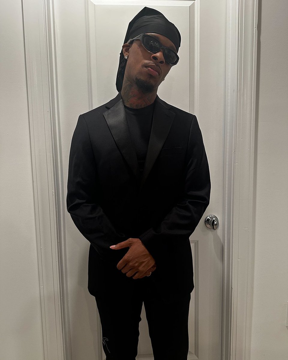 PrizePicks's tweet image. Pull up to any basketball hoop and film yourself shooting any shot (Half-court, 3-PT, FG, Free Throw)

🏀 If you make the shot yell “KOBE”
🏀 If you miss the shot yell “TATUM”
🏀 Post your video with #PrizePicks &amp;amp; #TheMillyClub 

We’re going to giveaway HUNDREDS of free lineups…