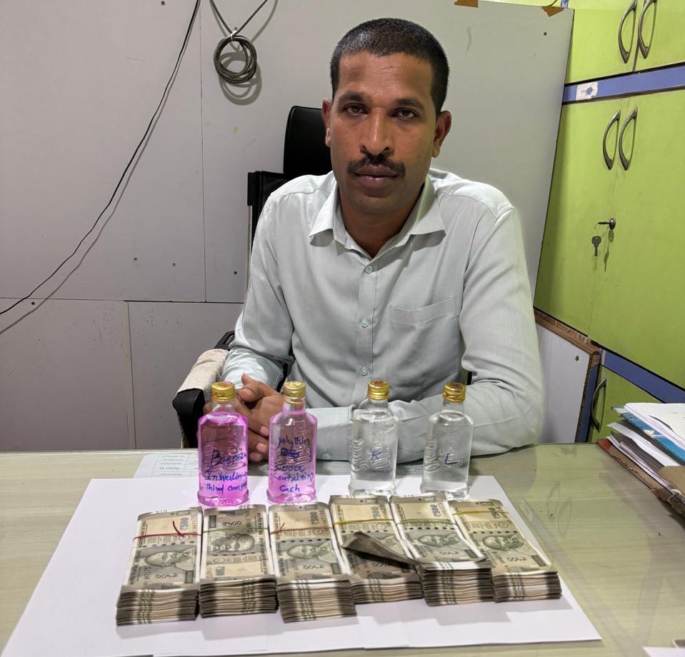 jsuryareddy's tweet photo. #ACBofficials chased a #Corrupt Cop and caught. 

Ch. Sudhakar, Inspector of Police #EOW (CCS) #Hyderabad was caught by #AntiCorrruption Bureau (#ACB) team while demanding a #Bribe of ₹5,00,000 and accepting ₹3,00,000 to do favor in investigation in a case.

Bravo @CVAnandIPS https://t.co/xZqv3OoeGY