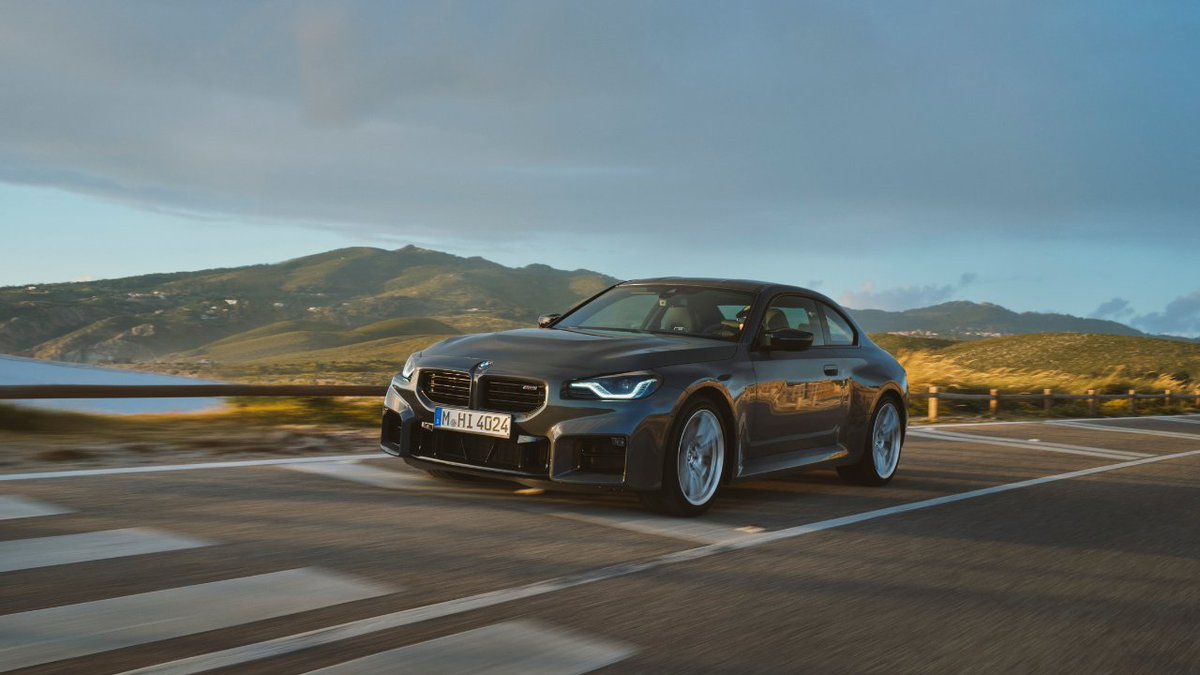 CarPricesAe's tweet photo. BMW give its 2-Series Coupe and the M2 a mid-life glow-up! Gets new paint and alloy wheel options with a new steering wheel and iDrive system.

The 3.0L S58 in the M2 now pushes:

🔥 480hp and 600Nm.
🔥 RWD.
🔥 6S M or 8S AT
🔥 0-100 in 4.0 seconds (auto.) 4.2 seconds (Manual). https://t.co/6L6y6XHGcY