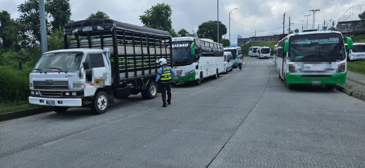 SecMovilidadMzl's tweet photo. #AestaHora
¡Atendemos los llamados de la ciudadanía!
Nos encontramos en el barrio #Liborio retirando vehículos #MalParqueados de los andenes y del #EspacioPúblico. Como conductores, tenemos el compromiso y la responsabilidad de cuidar y garantizar la #SeguridadVial. https://t.co/arQLo5ZVKZ